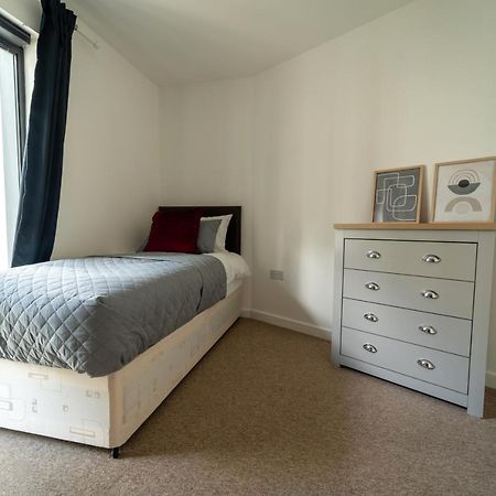 Spacious Apartment In Woking Town Centre Kültér fotó