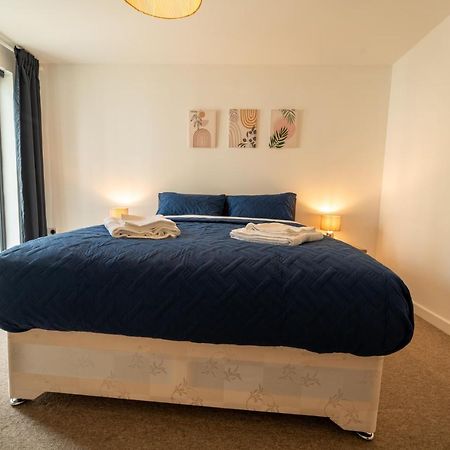 Spacious Apartment In Woking Town Centre Kültér fotó
