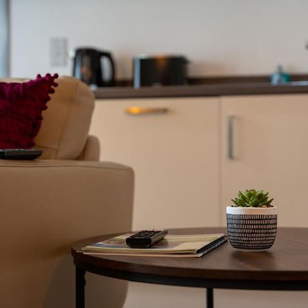 Spacious Apartment In Woking Town Centre Kültér fotó