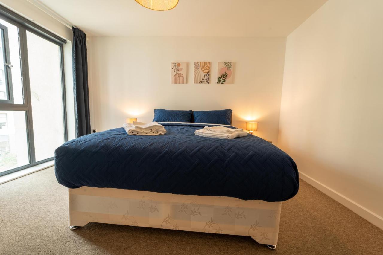 Spacious Apartment In Woking Town Centre Kültér fotó