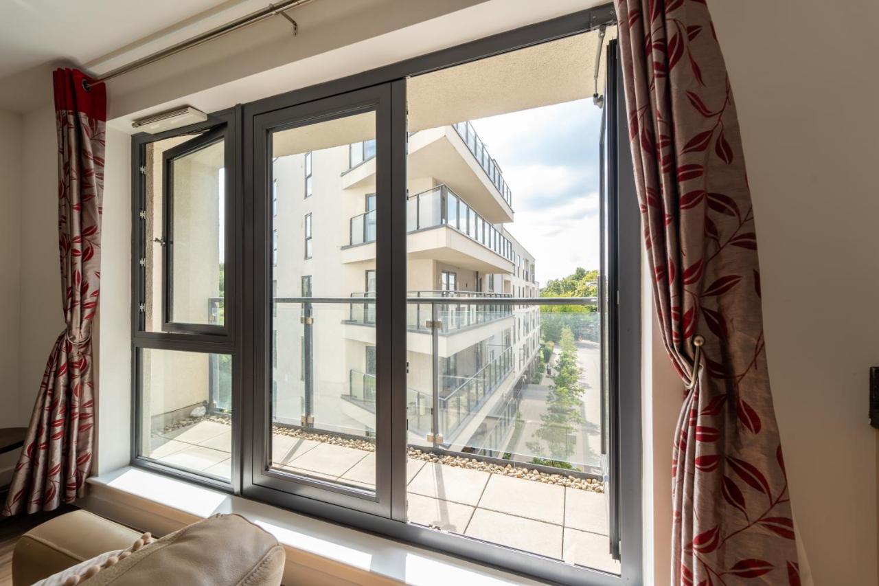 Spacious Apartment In Woking Town Centre Kültér fotó