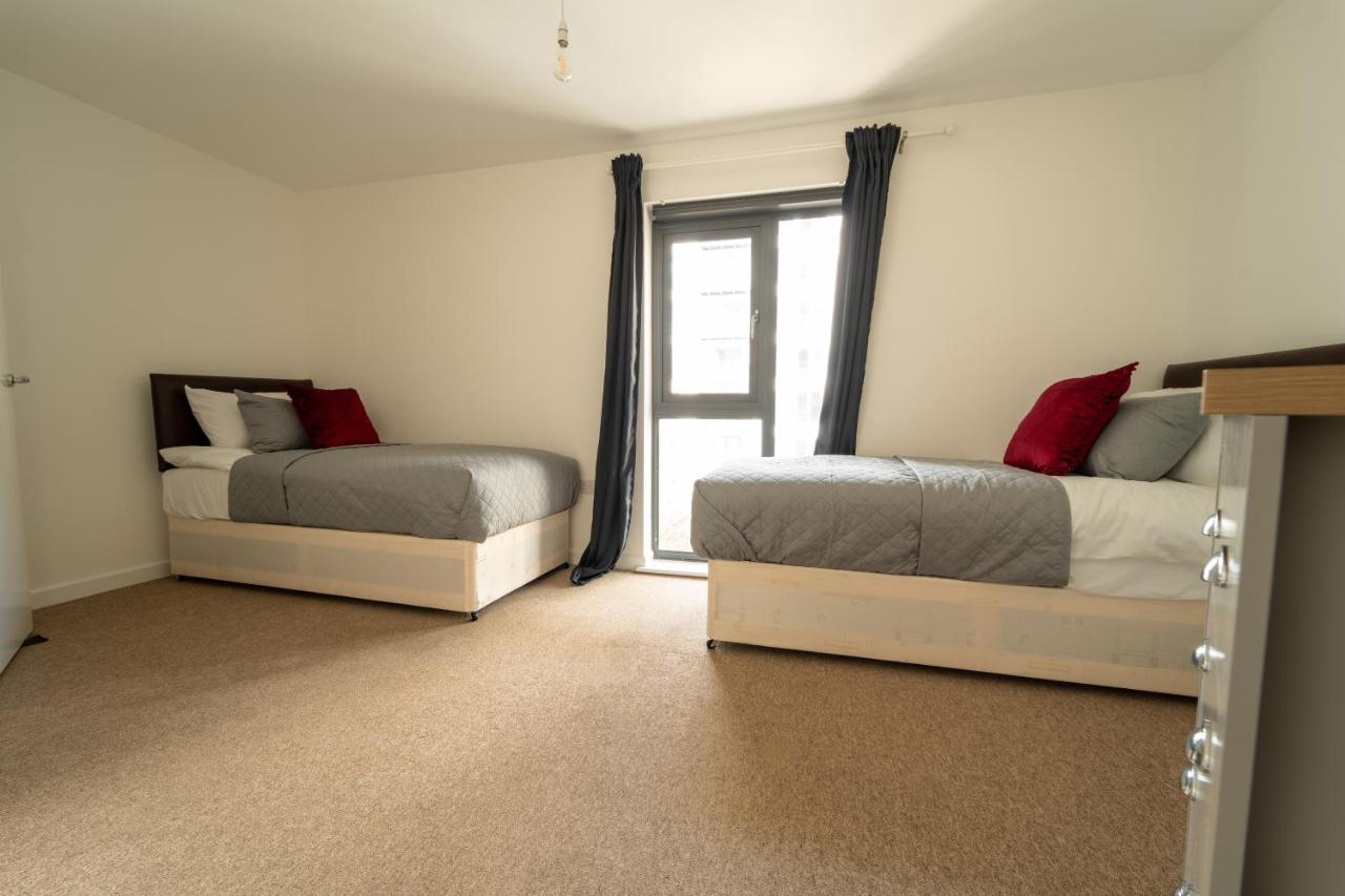 Spacious Apartment In Woking Town Centre Kültér fotó