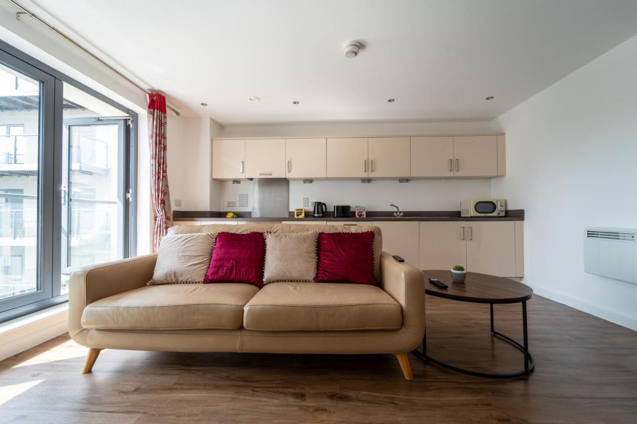 Spacious Apartment In Woking Town Centre Kültér fotó