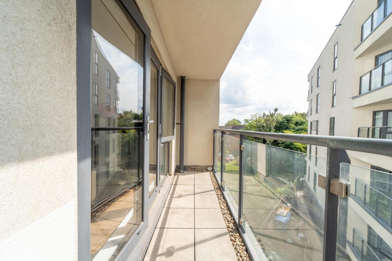 Spacious Apartment In Woking Town Centre Kültér fotó