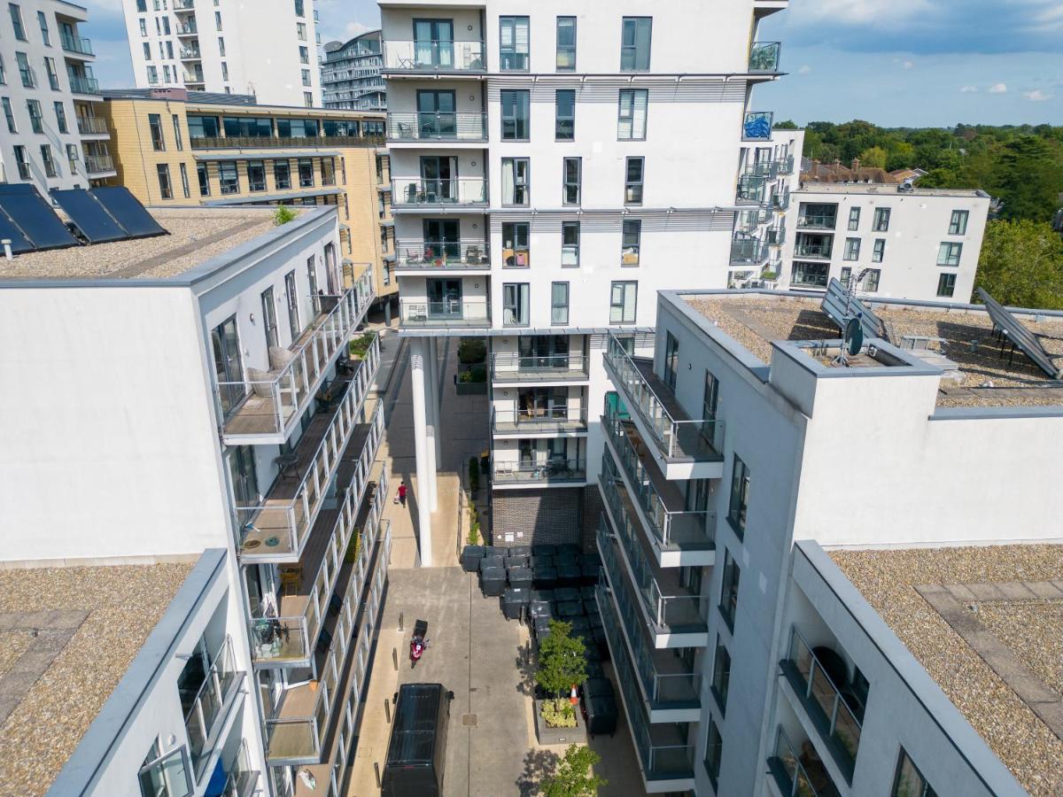 Spacious Apartment In Woking Town Centre Kültér fotó