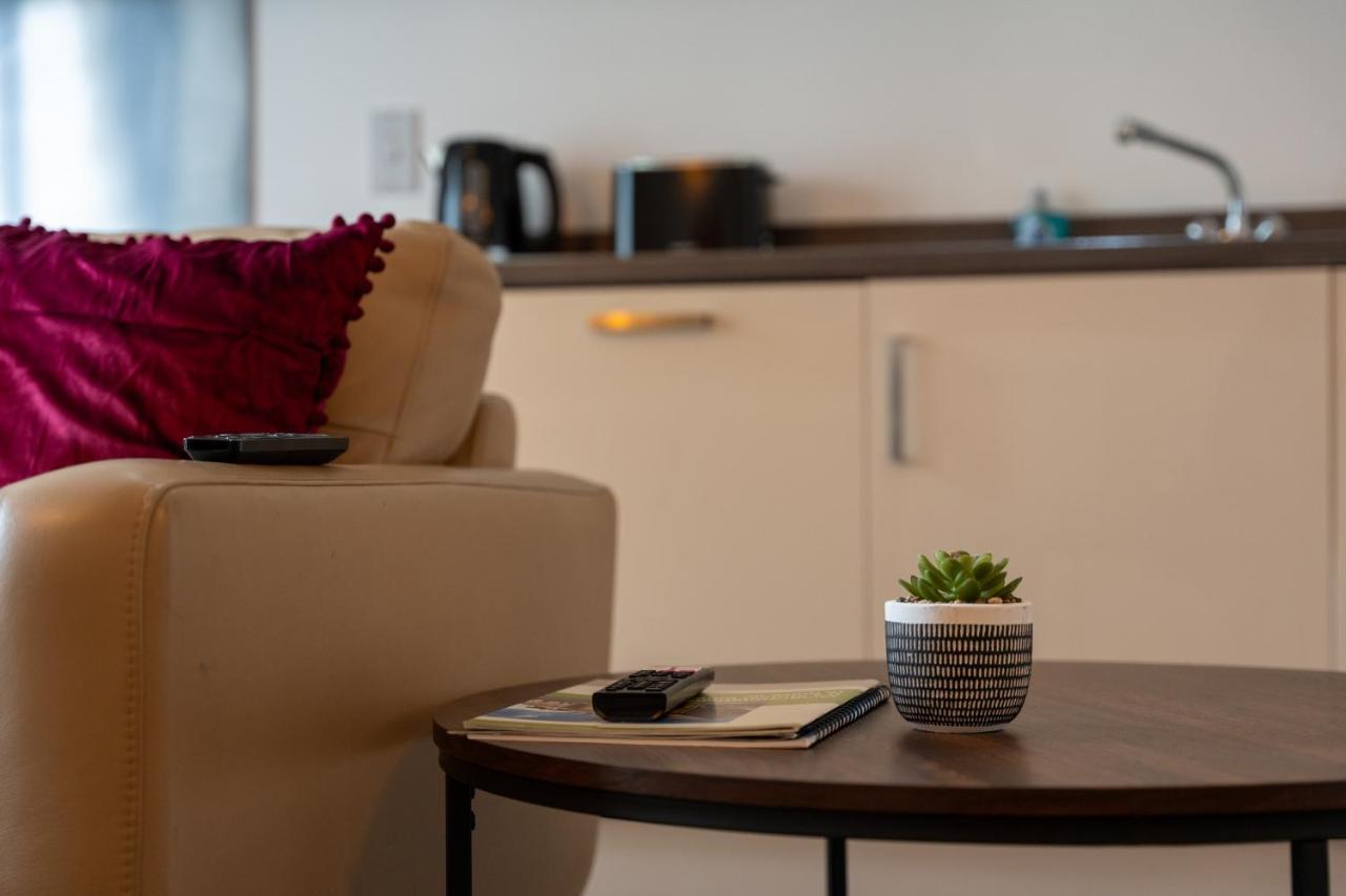 Spacious Apartment In Woking Town Centre Kültér fotó
