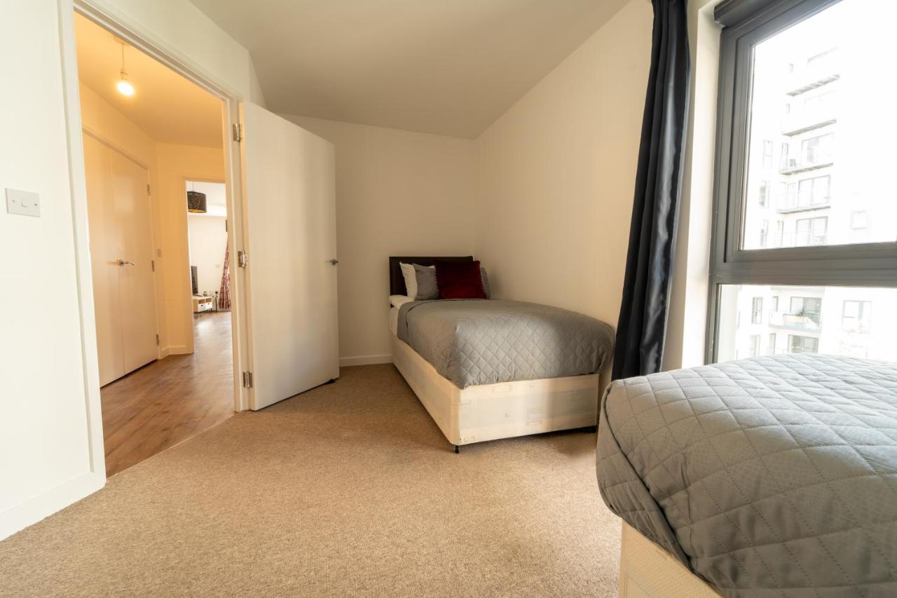 Spacious Apartment In Woking Town Centre Kültér fotó