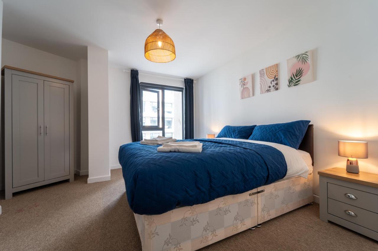 Spacious Apartment In Woking Town Centre Kültér fotó