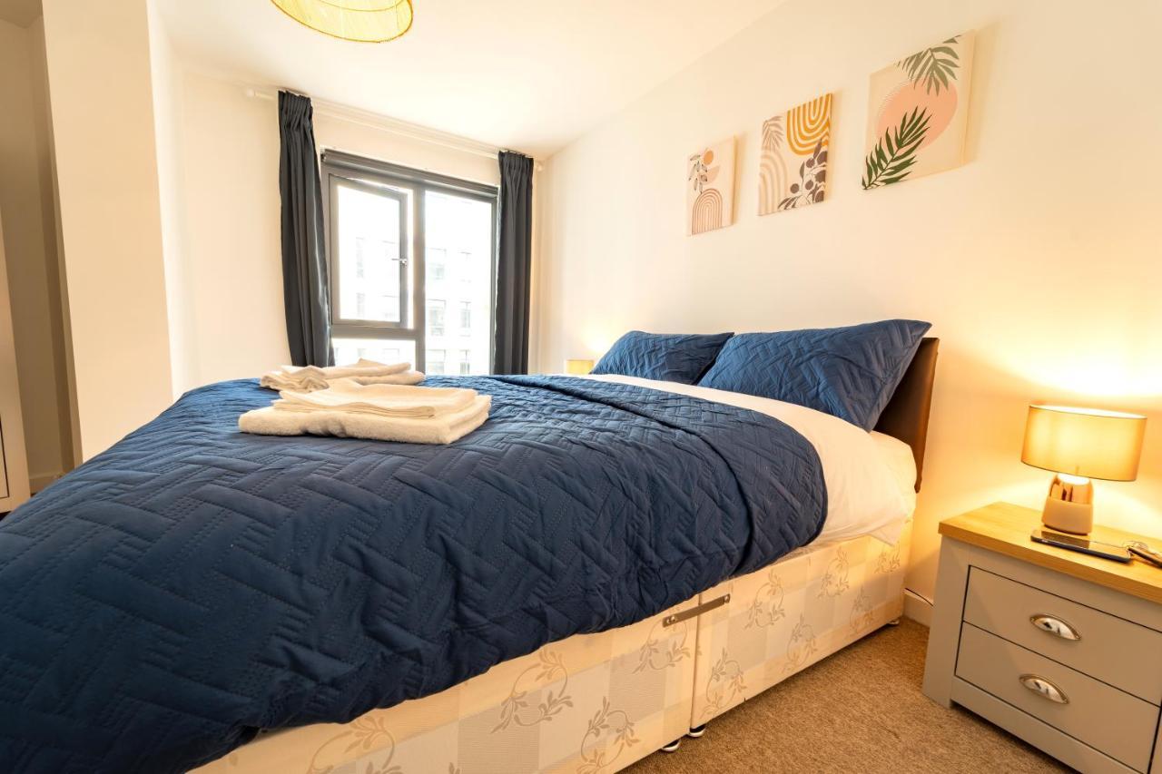 Spacious Apartment In Woking Town Centre Kültér fotó