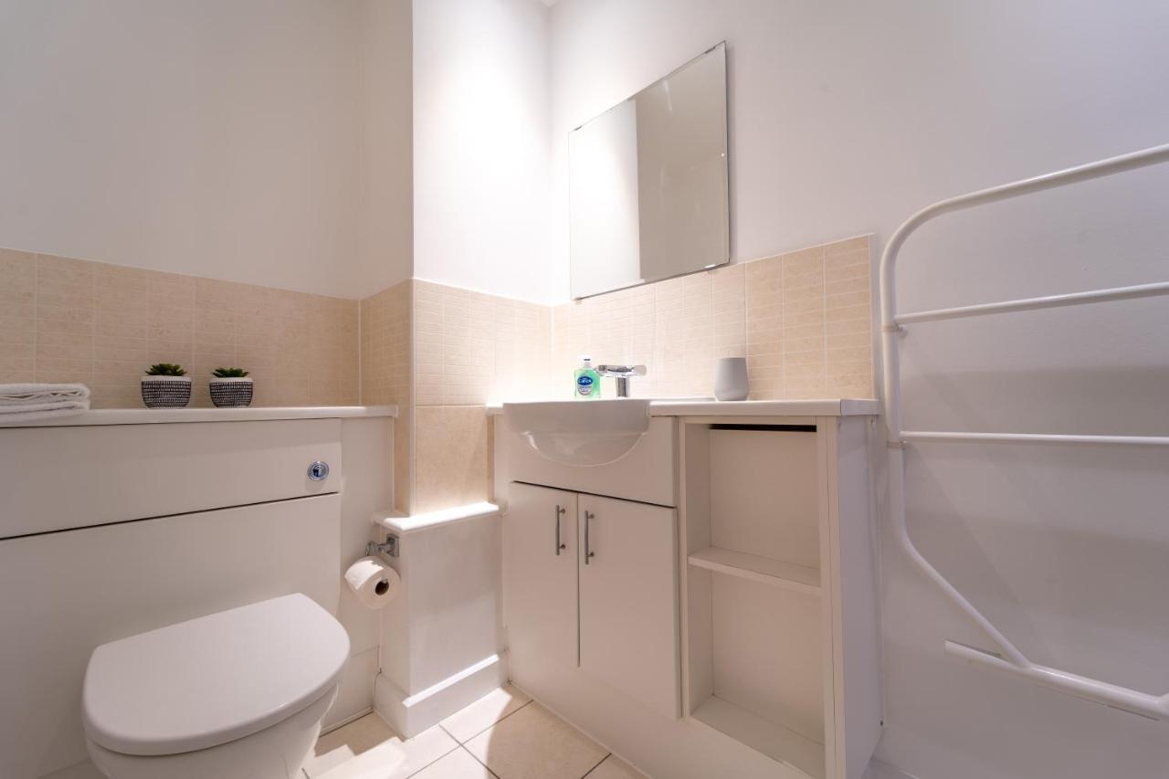 Spacious Apartment In Woking Town Centre Kültér fotó