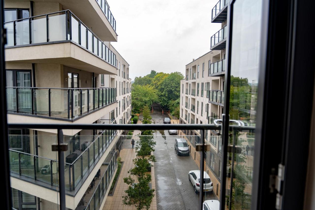 Spacious Apartment In Woking Town Centre Kültér fotó