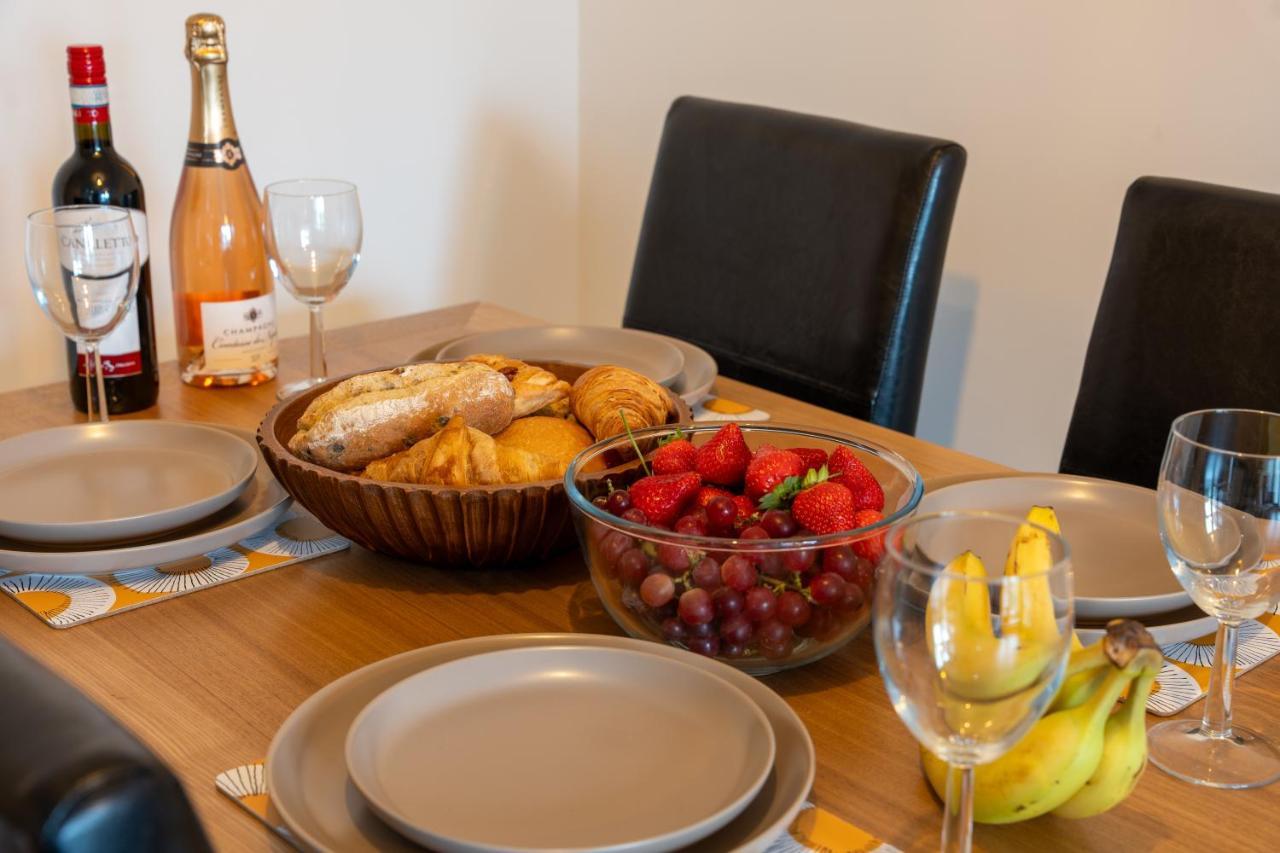 Spacious Apartment In Woking Town Centre Kültér fotó