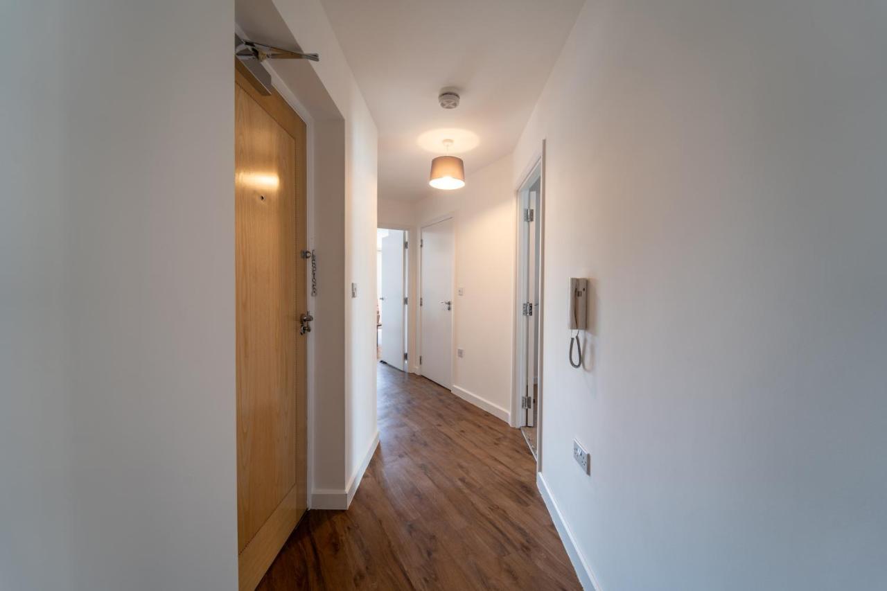 Spacious Apartment In Woking Town Centre Kültér fotó