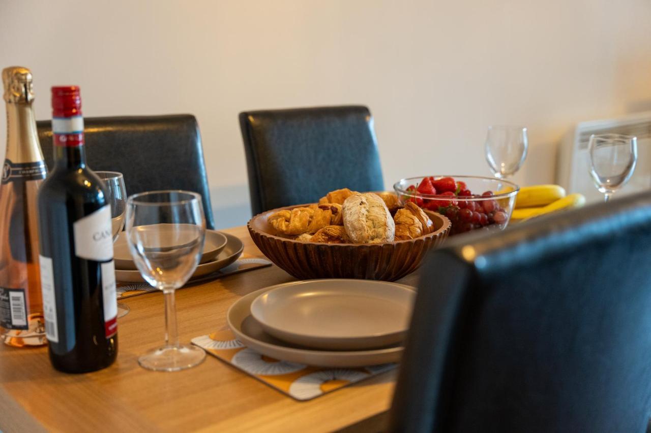Spacious Apartment In Woking Town Centre Kültér fotó